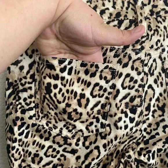 🆕Chico’s Leopard Girlfriend Ankle Jeans 4R🆕 - Picture 6 of 14